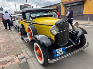 Desfile de vehículos antiguos en Cota Cundinamarca