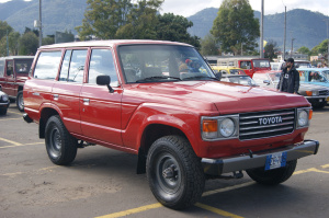 Desfile de vehículos antiguos en Bogotá
