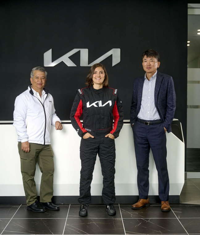 KIA firma alianza oficial con la corredora colombiana Tatiana Calderón