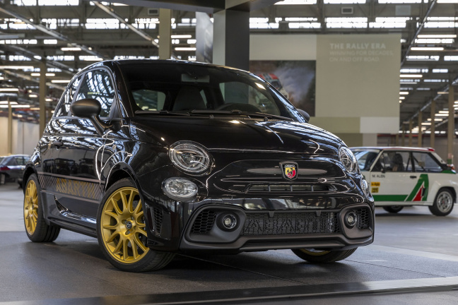 El Abarth 695 75 aniversario estrella principal de la Heritage Hub