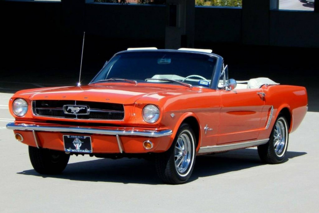 Ford Mustang primer “Pony Car”, Pontiac GTO primer “Muscle Car”.