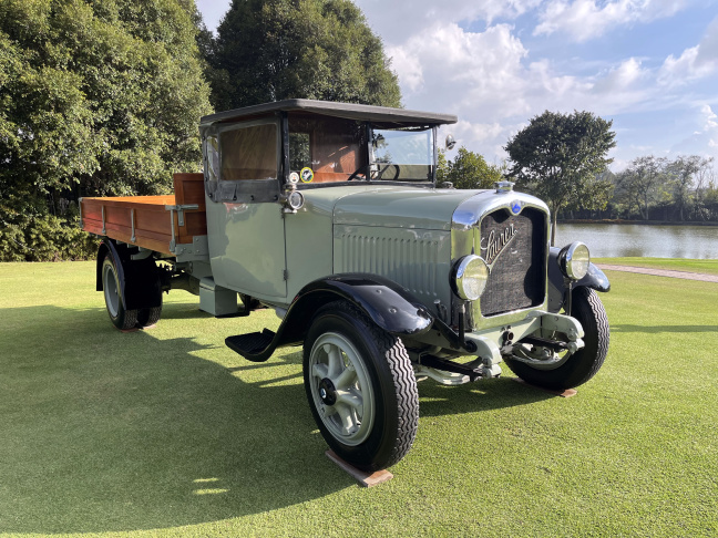 Encuentro vehículos antiguos en el Club Los Lagartos