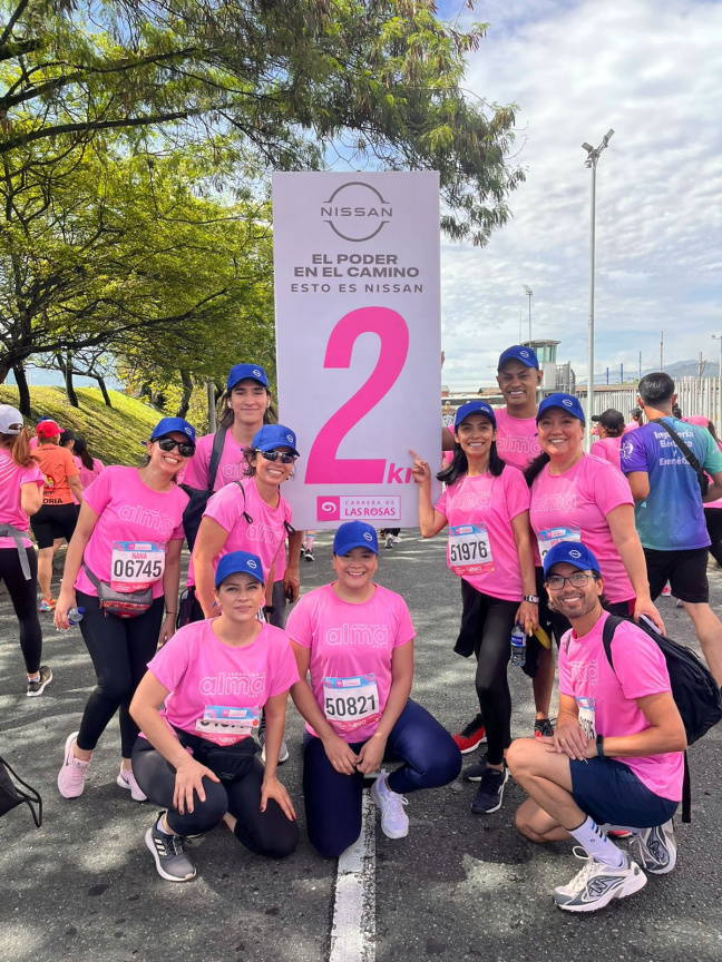 Nissan se puso la camiseta rosada para la Carrera de Las Rosas en Medellín