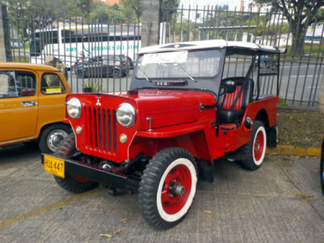 Desfile de vehículos antiguos en Pereira