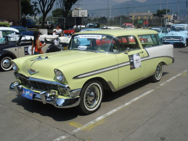 Desfile de vehículos antiguos en Medellín 2008