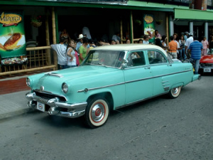 Desfile de vehículos antiguos en Manizales