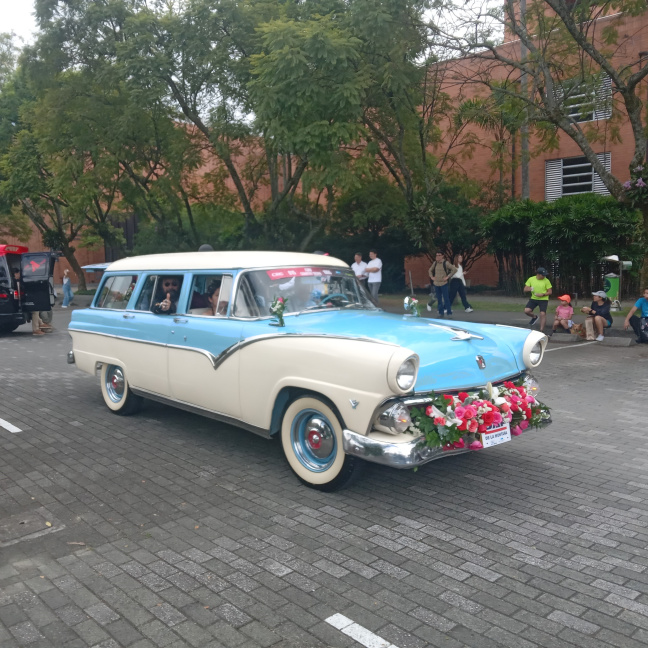 Desfile de vehículos clásicos y antiguos de Medellín