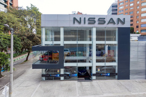 La vitrina de Nissan ubicada en la zona rosa de Bogotá renueva su imagen